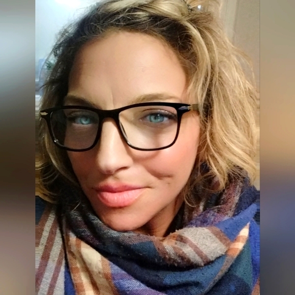 Meet your Posher, Elle - Picture 1 of 5